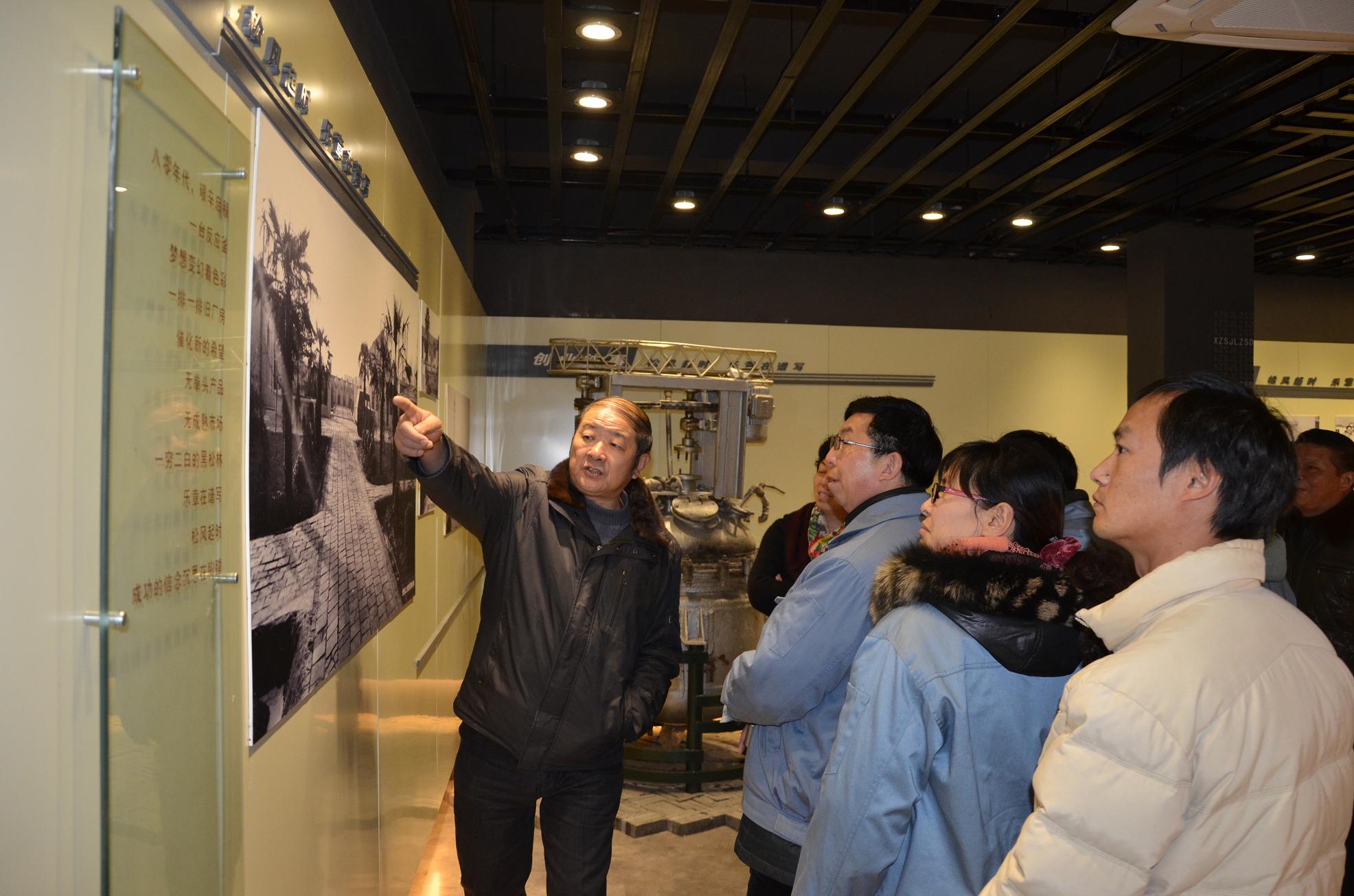 刘鹏凯先生带领参观黑森林企业文化展示馆