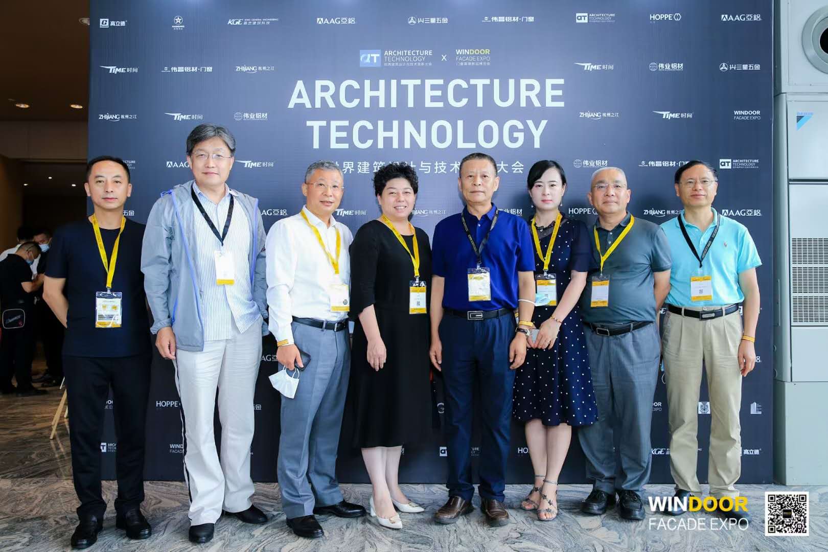 洪爱萍总经理与业内有关专家合影